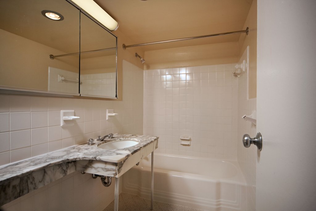 the savoy apartments in dupont circle bathroom 1